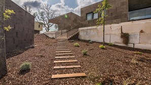 A pathway leading to a building with a staircase, surrounded by trees and a clear sky. - Haven Nature Villa II by Feel Discovery (Batalha)