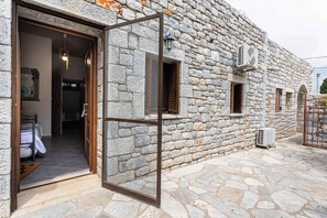 Exterior detail - Mani Stone Studio, Escape in Luxury near the Sea (Kokkala)