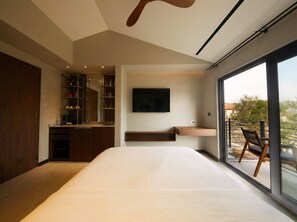 Deluxe-Zimmer, Balkon, Meerblick | Kostenlose Minibar, Zimmersafe, individuell dekoriert, kostenloses WLAN