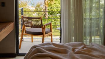 Quarto luxo, sacada, vista para o mar | Frigobar (abastecido com itens grátis), cofres nos quartos