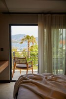 Quarto luxo, sacada, vista para o mar | Frigobar (abastecido com itens grátis), cofres nos quartos