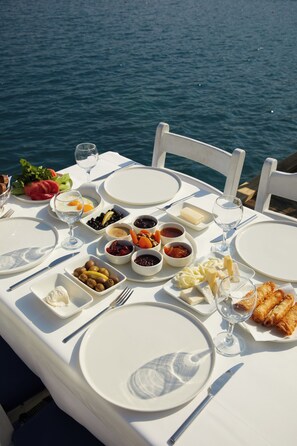 Outdoor dining - Selimiye Sardunya Hotel & Restaurant (Marmaris)