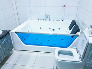 Suite Exécutive | Salle de bain | Ensemble douche/baignoire, articles de toilette gratuits, sèche-cheveux