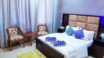 Executive Suite | Desk, laptop workspace, free WiFi