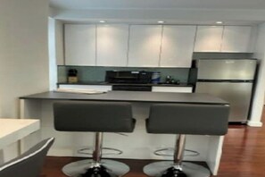 Geladeira, micro-ondas, fogão, cooktop