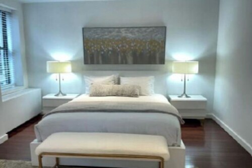 High-Floor 1BR Condo with Stunning NYC Skyline Views with AC  Prime Location