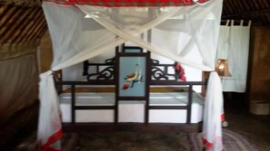 华丽四人房, 阳台, 海洋景观 | 客房内保险箱、办公桌、熨斗/熨衣板
