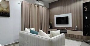 Smart TV - Luxury 3BR Family Resort Apt-Negombo Airport-Pool, Waterpark, Gym & Sport Court  (Negombo)