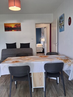 Dining - T2 apartment for rent 7Km from the ocean (Notre-Dame-de-Riez)