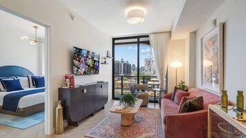 Departamento urbano, vista a la ciudad | Área de sala de estar | Smart TV de 50 pulgadas con canales por cable