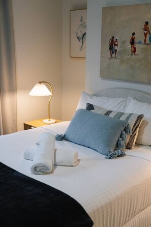 Desk, iron/ironing board, WiFi, bed sheets - Great Value for Groups | Central Location w/ Pool (Robertson)