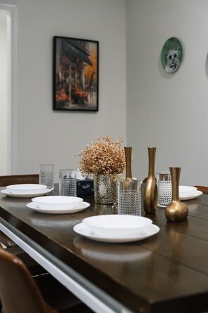 Dining - Great Value for Groups | Central Location w/ Pool (Robertson)