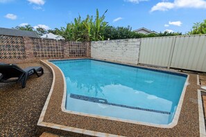 Pool - Great Value for Groups | Central Location w/ Pool (Robertson)