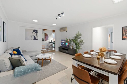 Great Value for Groups | Central Location w/ Pool