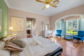 Iron/ironing board, WiFi, bed sheets - Elegant Vintage Home | Fireplace + Spacious Living (Heritage Park)