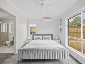 Desk, iron/ironing board, WiFi, bed sheets - Brand New Family Home | Space, Comfort & Location (Park Ridge)