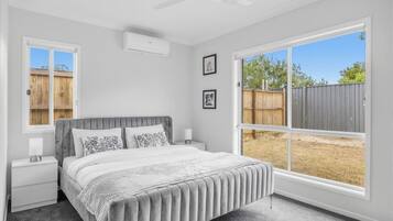 Desk, iron/ironing board, WiFi, bed sheets