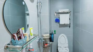 Dép đi trong nhà, khăn tắm, xà phòng, dầu gội