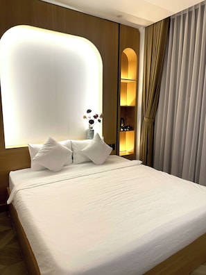 Deluxe Double Room, Park View | Desk, laptop workspace, blackout drapes, soundproofing - Trang An Harmony Hotel (Ninh Binh)