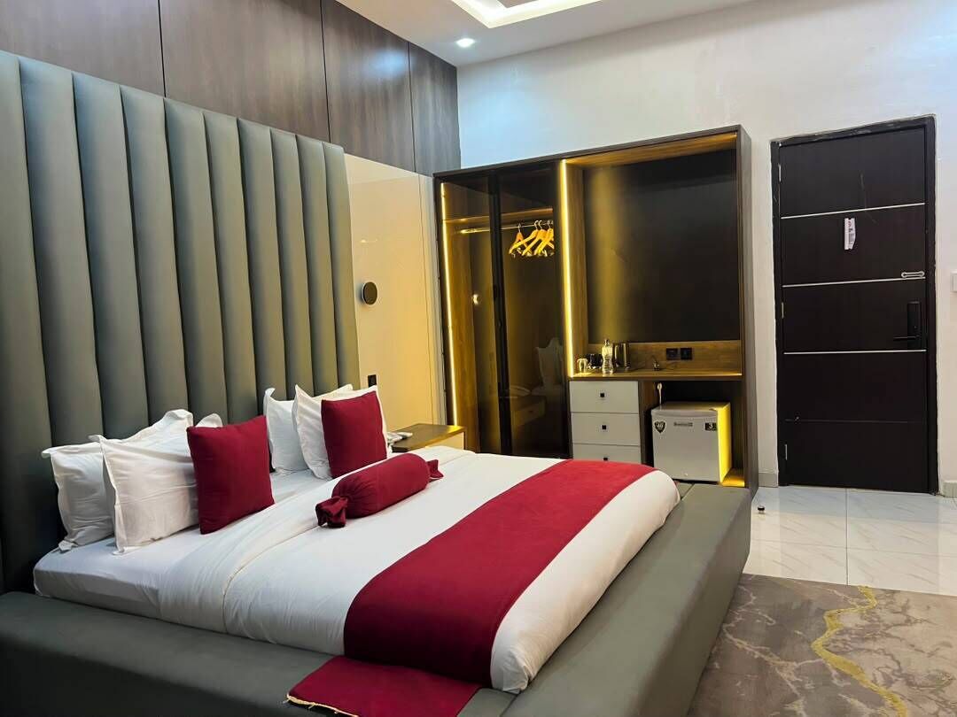 Laptop workspace, soundproofing, free WiFi, bed sheets