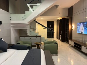 Dúplex, vistes a la ciutat | Espai de treball apte per a portàtils i habitacions insonoritzades 