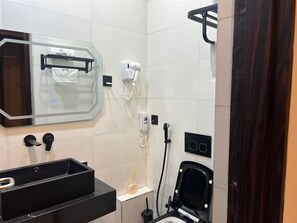 Twin Room, City View | Bathroom | Hair dryer, towels, soap, shampoo - Emilton Hotel (Lagos)