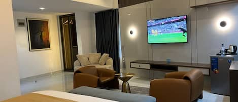 Executive Studio Suite, City View | Laptop workspace, soundproofing, free WiFi, bed sheets