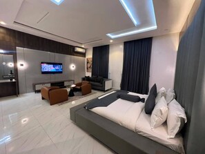 Deluxe Room, City View | Laptop workspace, soundproofing, free WiFi, bed sheets - Emilton Hotel (Lagos)