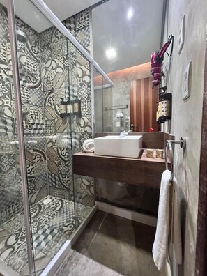 Camera Comfort con letto matrimoniale o 2 letti singoli | Bagno | Doccia, asciugacapelli, asciugamani