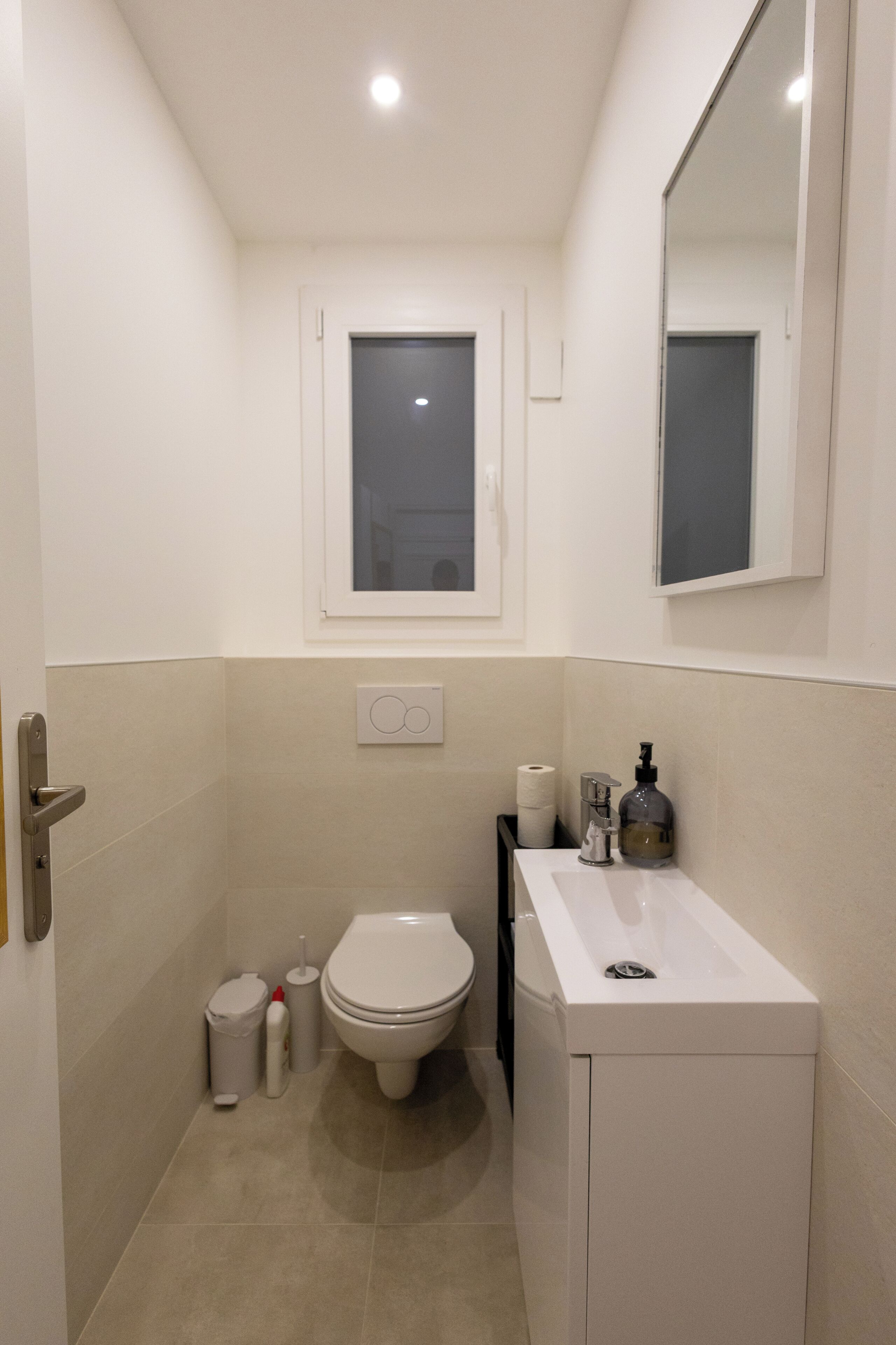 Haartrockner, Handtücher, Seife, Toilettenpapier