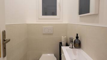 Haartrockner, Handtücher, Seife, Toilettenpapier