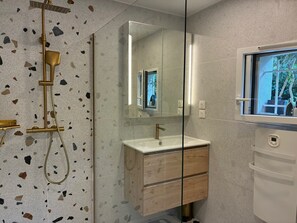 Dusche, Haartrockner, Handtücher, Toilettenpapier