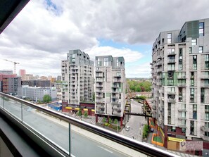 Property grounds - Deluxe Serviced Three Bedroom Apartment (London)