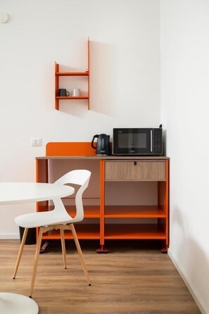 Habitación doble estándar, microondas | Restaurantes