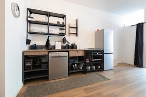 Frigorifero, microonde, forno, piano cottura