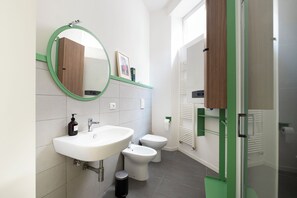 Doppia Standard, microonde | Bagno | Doccia, set di cortesia gratuito, asciugacapelli, asciugamani