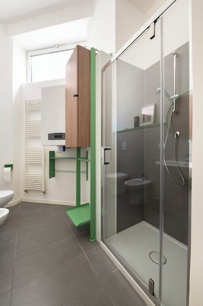 Habitación estándar doble, microondas | Baño | Ducha, artículos de higiene personal gratuitos y secador de pelo