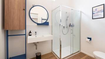 Chambre Standard, 1 grand lit et 1 canapé-lit, four à micro-ondes | Salle de bain