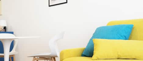 Standard Room, 1 Queen Bed with Sofa bed, Microwave | Living area