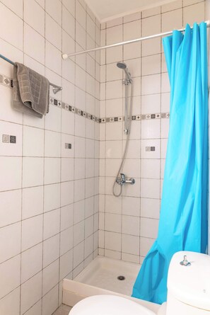 Douche, sèche-cheveux, serviettes fournies, shampoing