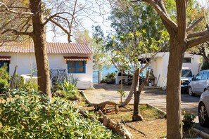 Property grounds - Sinani Beachfront Gems Rhodes - Jacuzzi Apartment (Pefki)