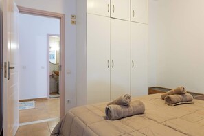 Iron/ironing board, travel cot, WiFi, bed sheets - Sinani Beachfront Gems Rhodes - Jacuzzi Apartment (Pefki)