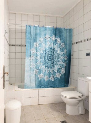 Shower, hair dryer, towels, shampoo - Sinani Beachfront Gems Rhodes - Jacuzzi Apartment (Pefki)