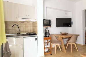 Microwave, stovetop, coffee/tea maker, electric kettle - Sinani Beachfront Gems Rhodes - Suite with Jacuzzi (Pefki)