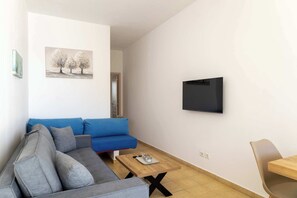 TV - Sinani Beachfront Gems Rhodes Jacuzzi Haven (Pefki)