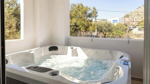 Un bain à remous avec vue sur un quartier résidentiel.