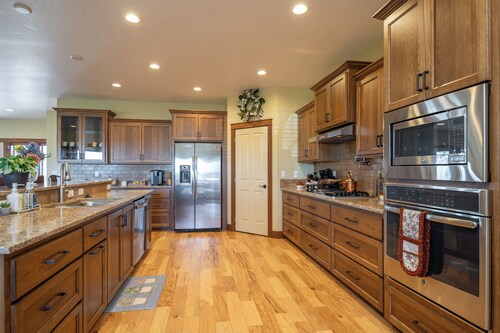 Beautiful Farm House with Hot Tub, Game Room and More!