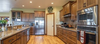 Beautiful Farm House with Hot Tub, Game Room and More!