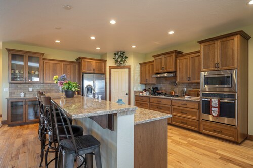 Beautiful Farm House with Hot Tub, Game Room and More!