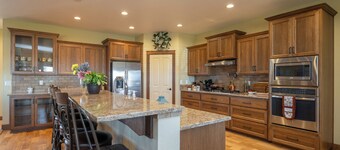 Beautiful Farm House with Hot Tub, Game Room and More!